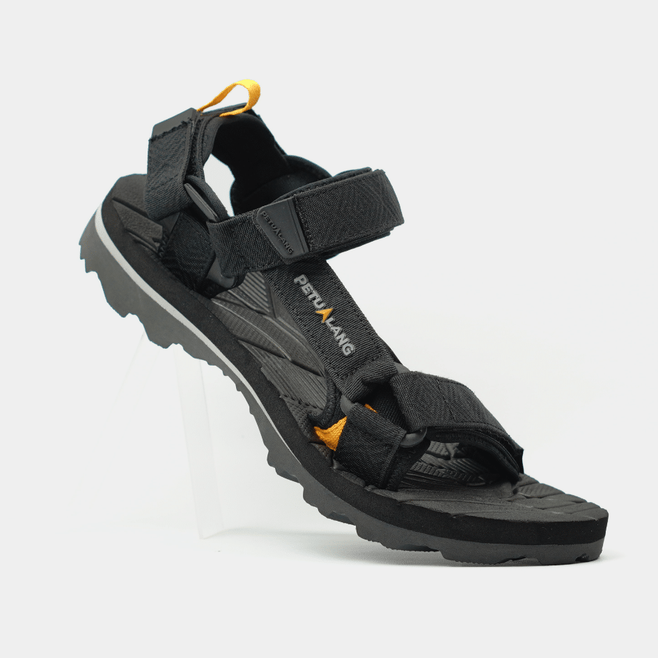 Towuti Strap tampak tiga perempat samping Petualang Towuti Strap Sandal Gunung tampak tiga perempat samping
