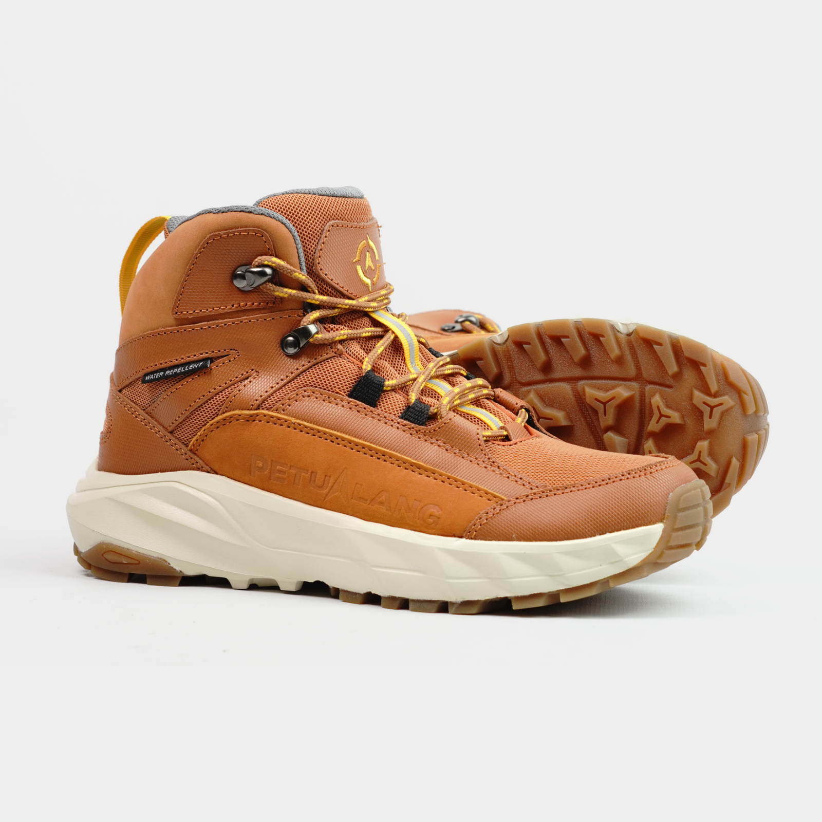 Petualang Sembalun Mid Cit tampak samping dan outsole Sepatu Gunung Petualang Sembalun Mid Cit tampak samping dan outsole